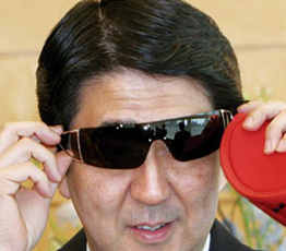 2015，安倍會繼續(xù)"暴走"嗎？