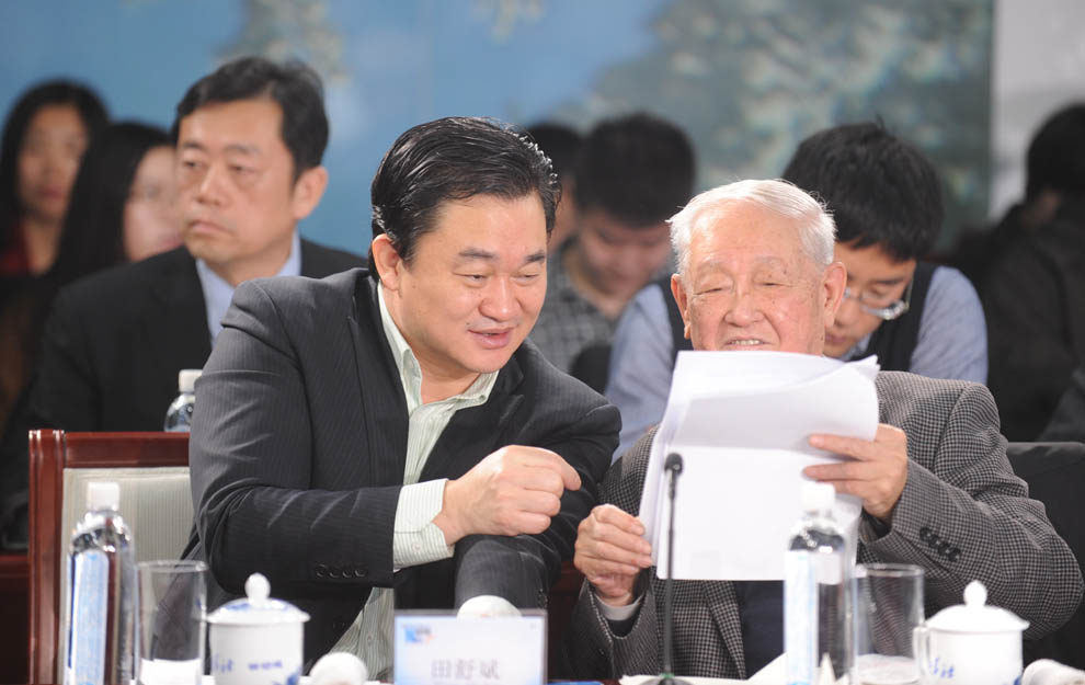 新華網(wǎng)董事長(zhǎng)、總裁田舒斌與軍事科學(xué)院原副院長(zhǎng)糜振玉在現(xiàn)場(chǎng)交流