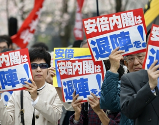 麻煩重重 安倍難逃“森友劫”？
