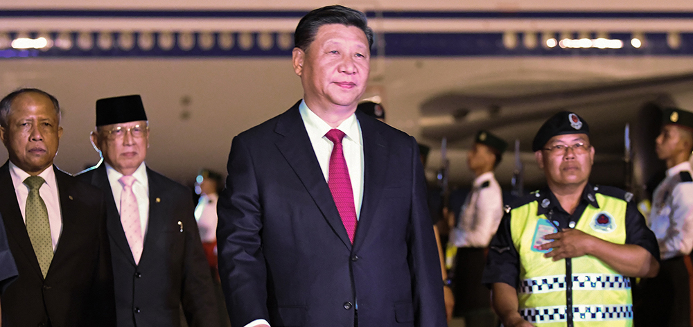 習(xí)近平抵達(dá)斯里巴加灣開始對文萊達(dá)魯薩蘭國進行國事訪問