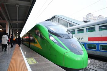 蘭渝鐵路開行時(shí)速160公里“復(fù)興號”動車組